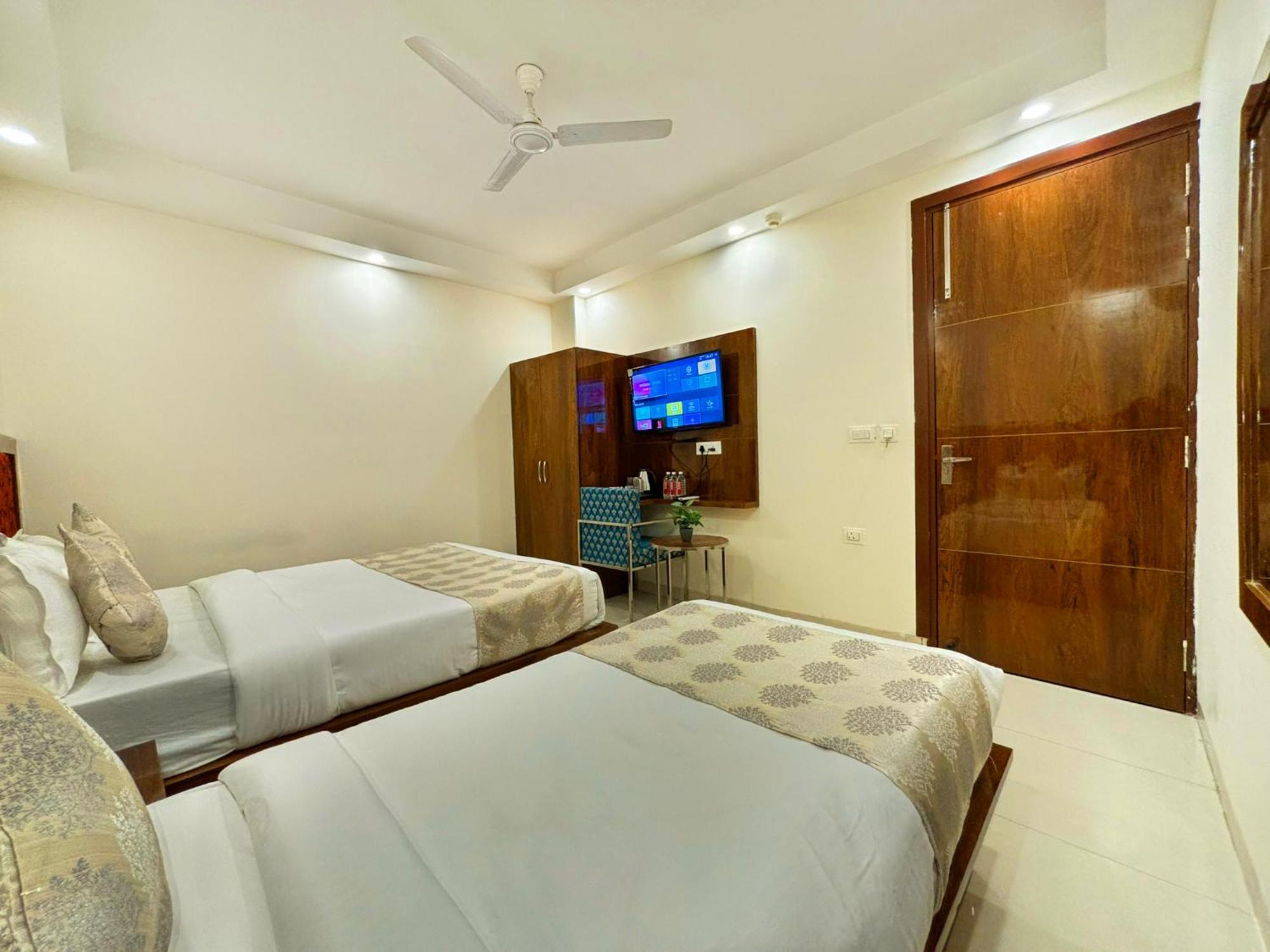 Hotel Emblem Suites- Near Delhi Airport 3*