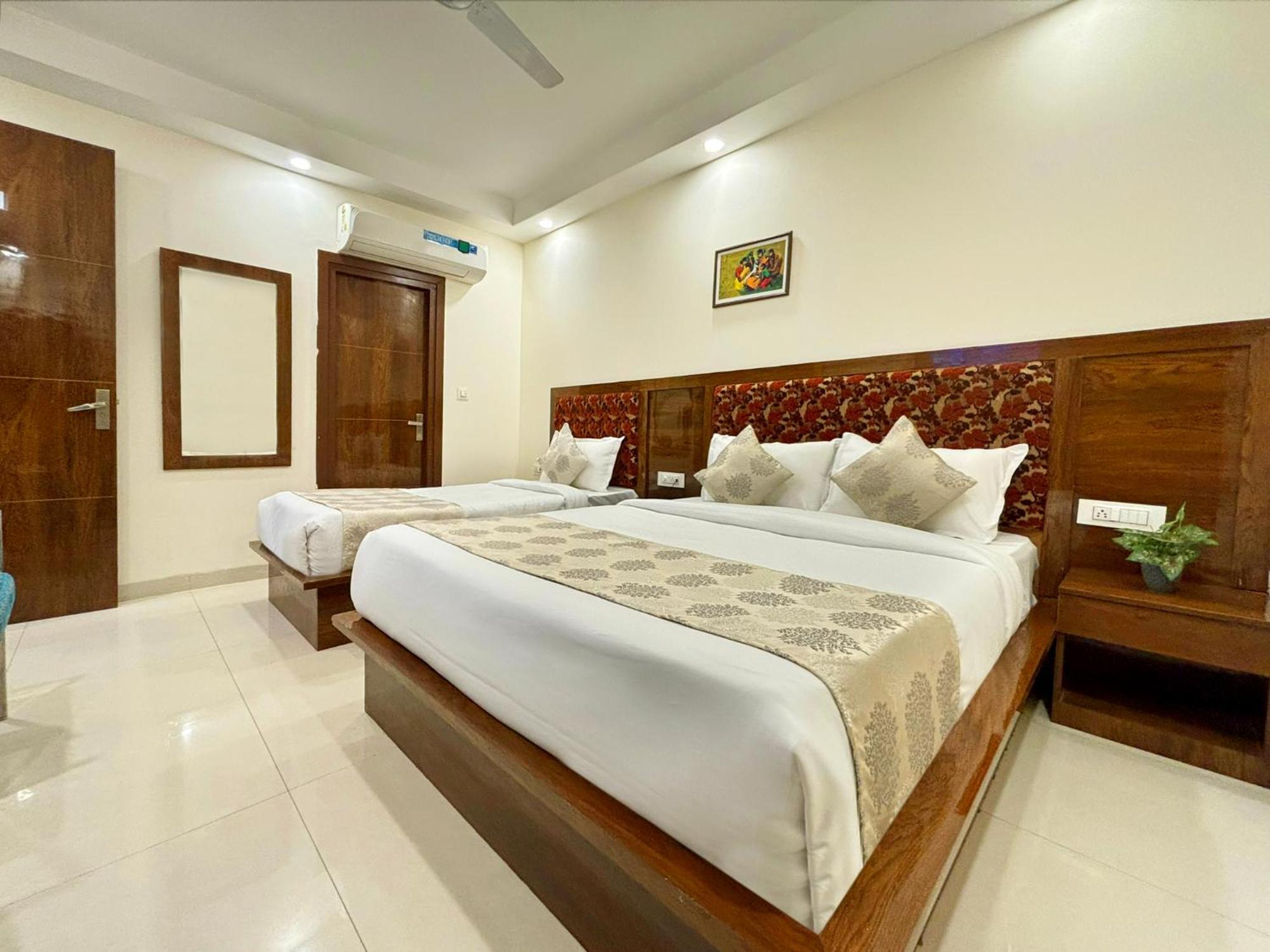 Hotel Emblem Suites- Near Delhi Airport 3*