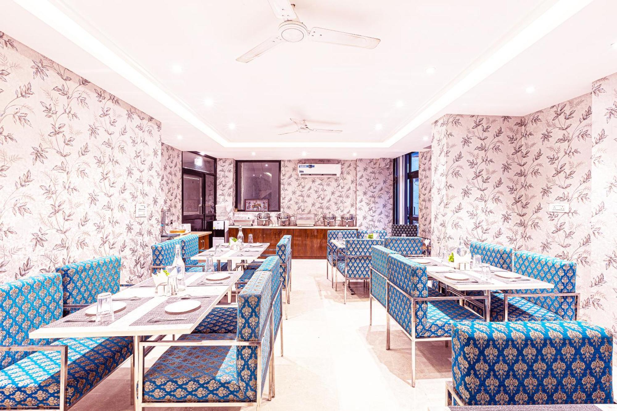 Hotel Emblem Suites- Near Delhi Airport 3*